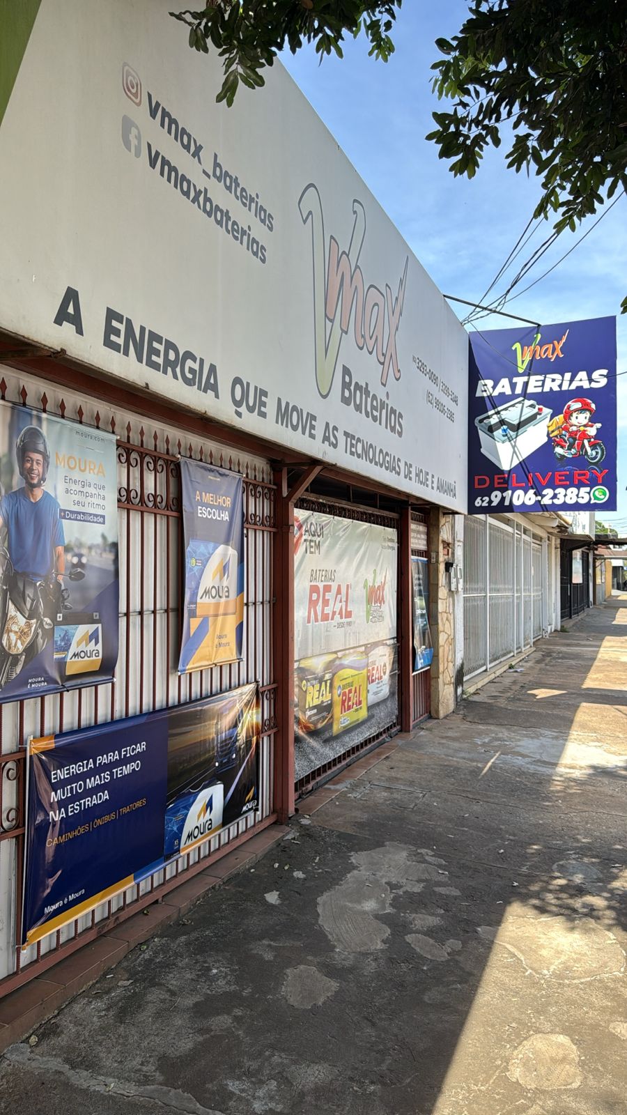 Lateral da loja VMax Baterias em Goiânia